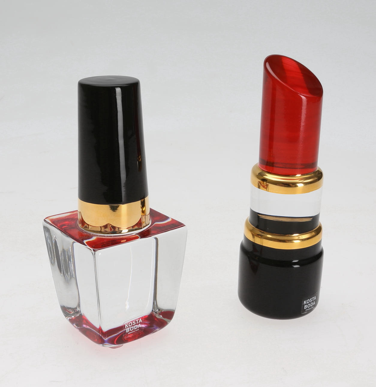 ÅSA JUNGNELIUS. Konstglas, 2 delar, Läppstift samt Nagellack, Kosta Boda, 2000-tal.