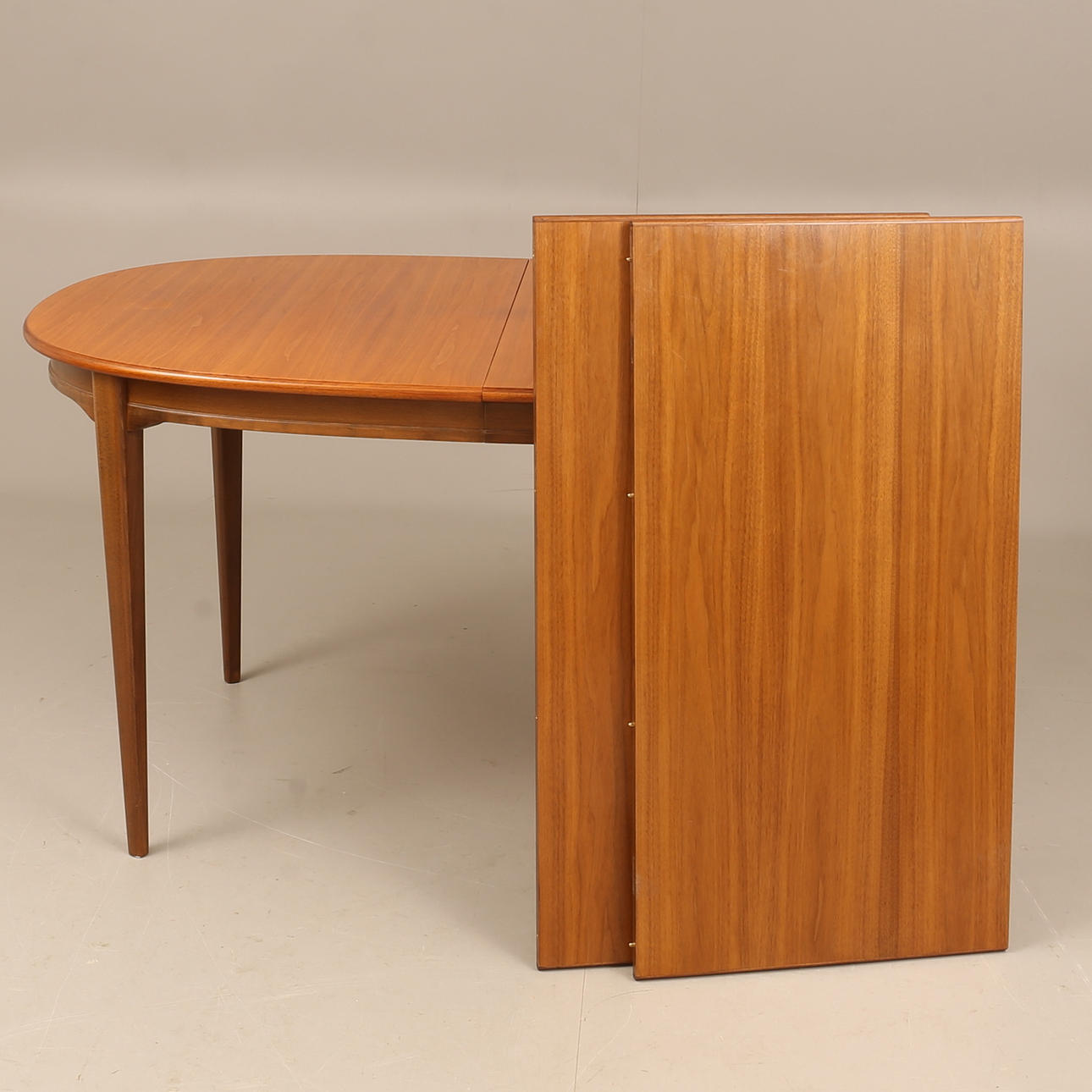 SVANTE SKOGH. Matbord, "Vindö", teak. Möbelfabriken Balder.