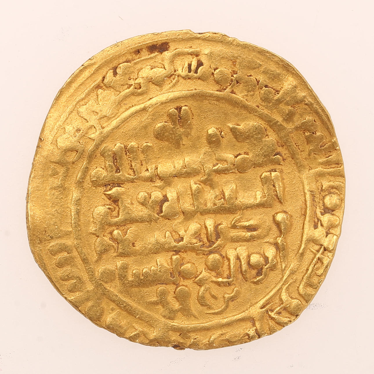Moneda de oro del Islam, siglo XII.