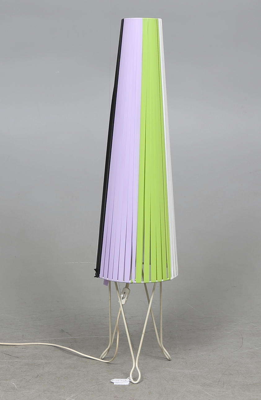 GOLVLAMPA, stringmodell med plastbandsskärm, 1950/60-tal.