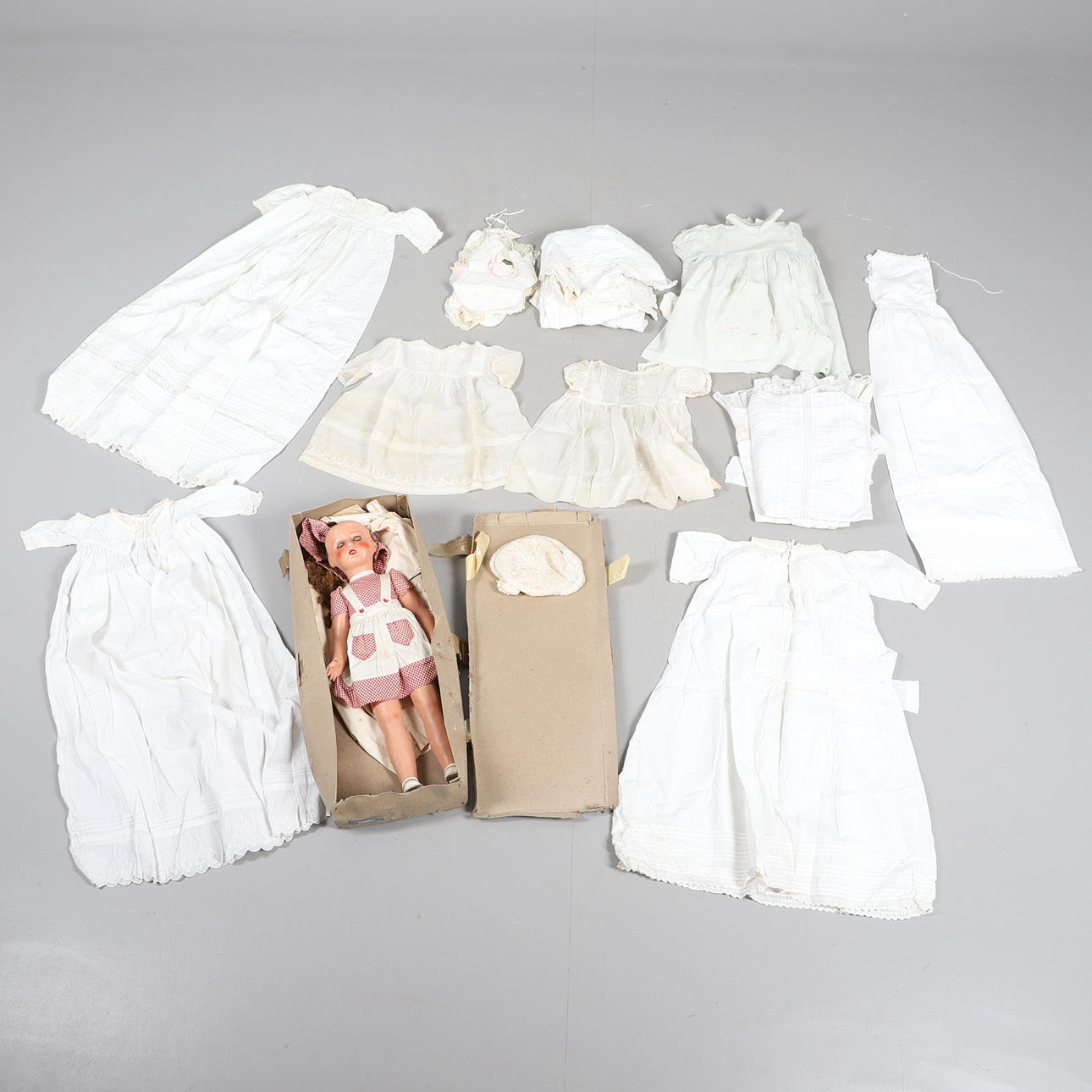 VINTAGE-KINDERKLEIDUNG UND PUPPE.