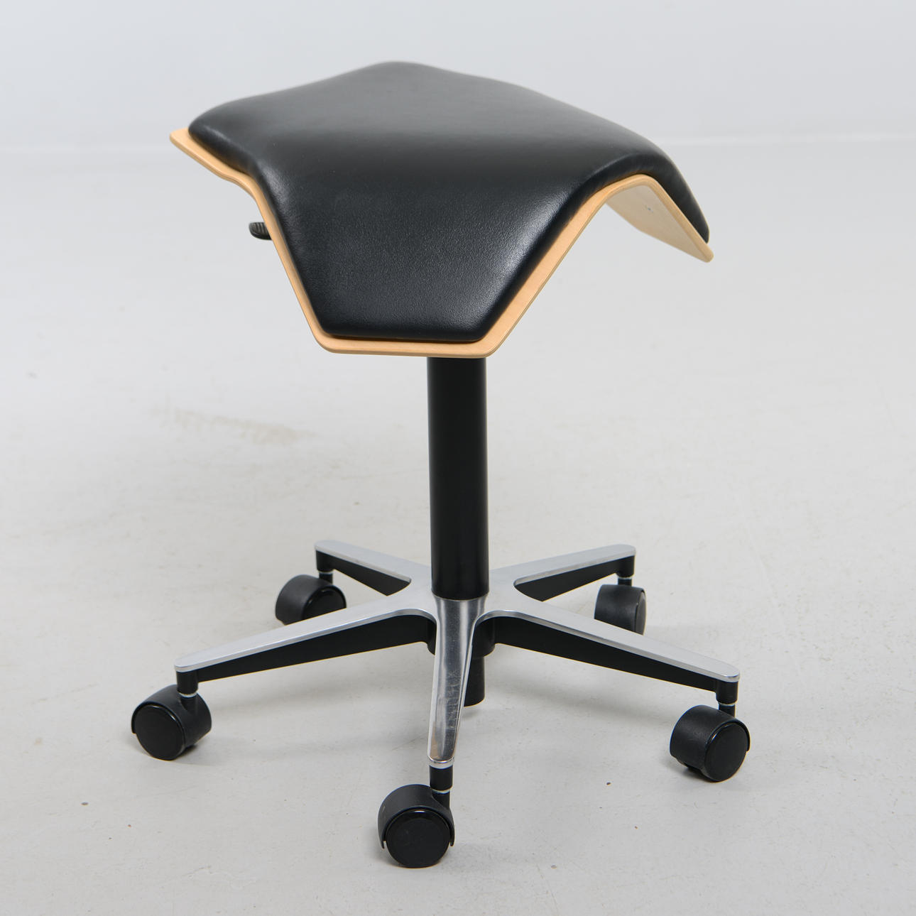 JONAS HAKANIEMI. Sadelstol, "Iloa One", Lekolar.