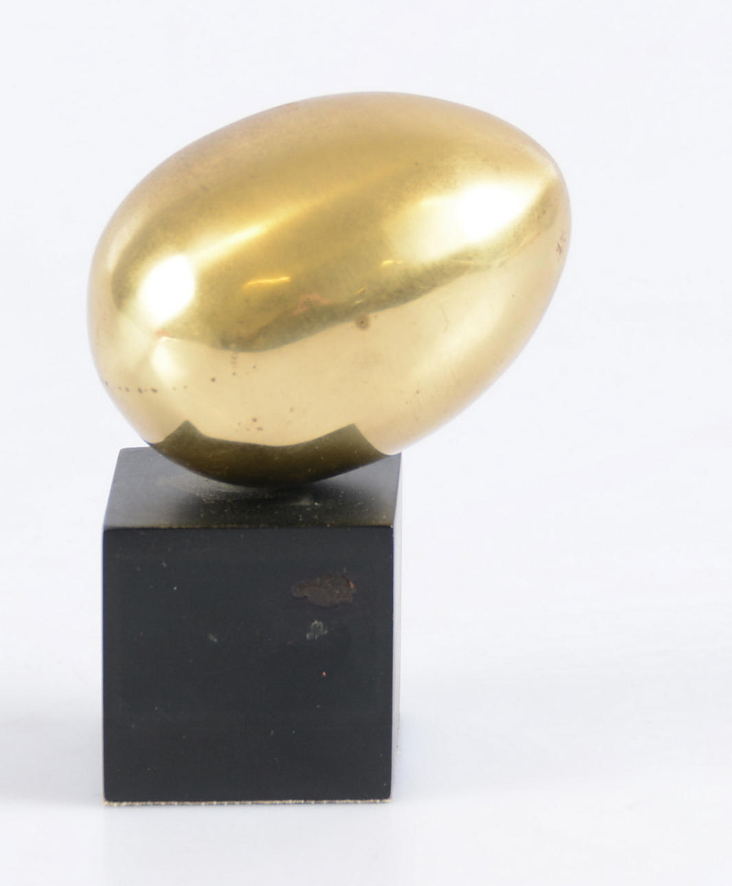 OIDENTIFIERAD KONSTNÄR. Ägg, monterad på träsockel.