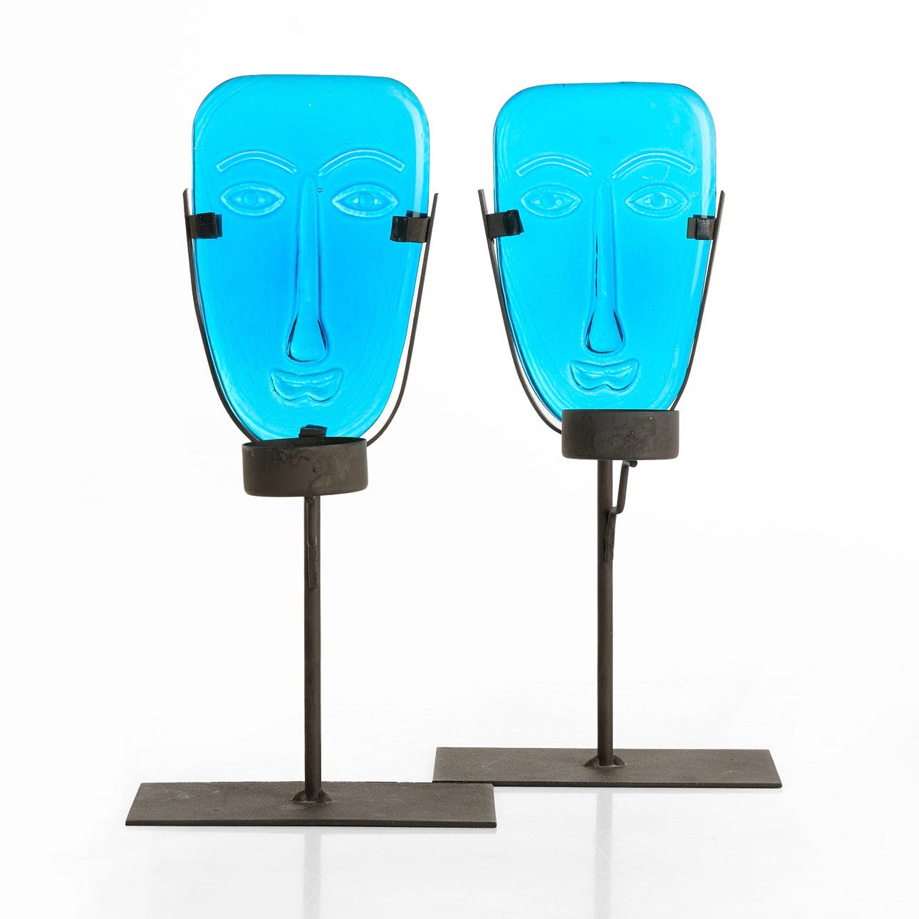 Ein Paar schmiedeeiserne Kerzenhalter mit Glasflächen.