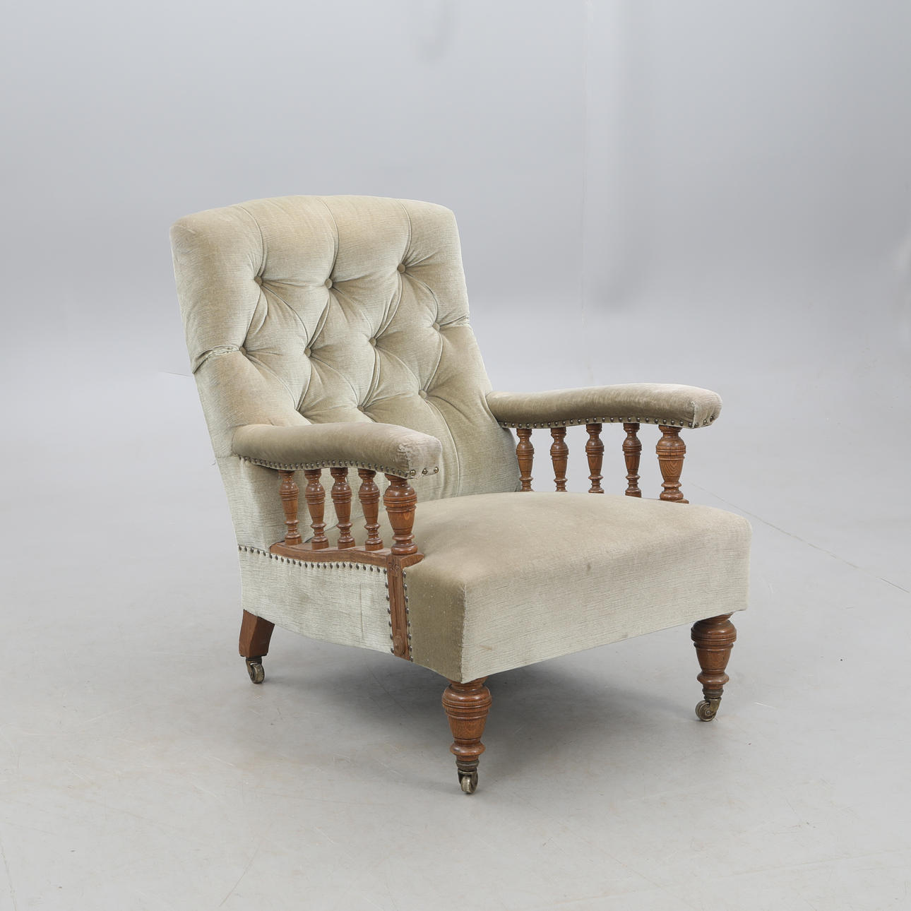 Sillón decorado con clavos decorativos.