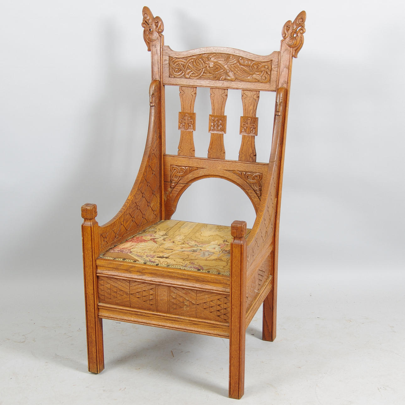 KARMSTOL, rikligt skulpterad ek, nyrenässans.