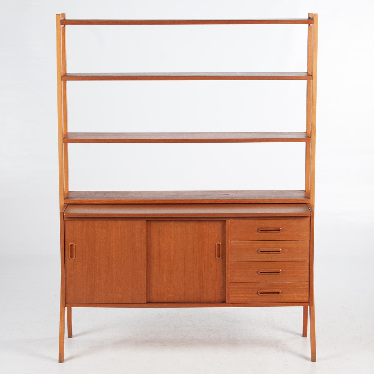 Ein Bücherregal aus Teakholz, 60er Jahre.