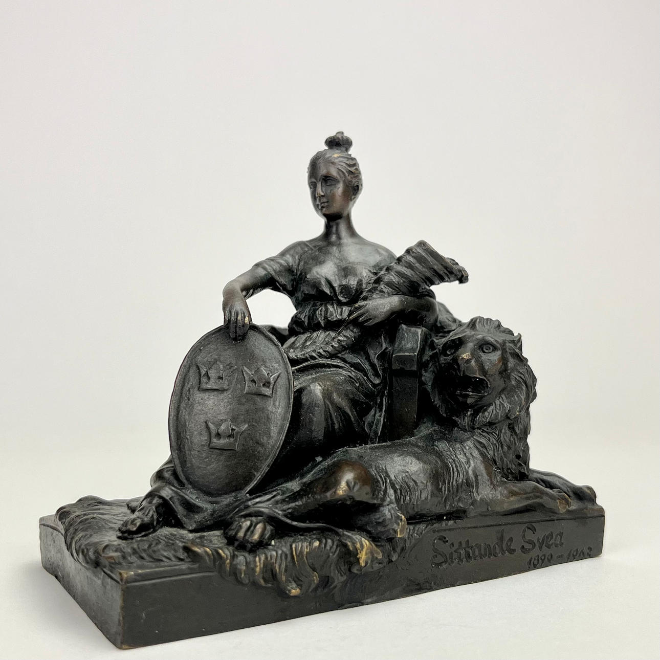 SKULPTUR, Eisen, sitzende Svea 1890-1963.