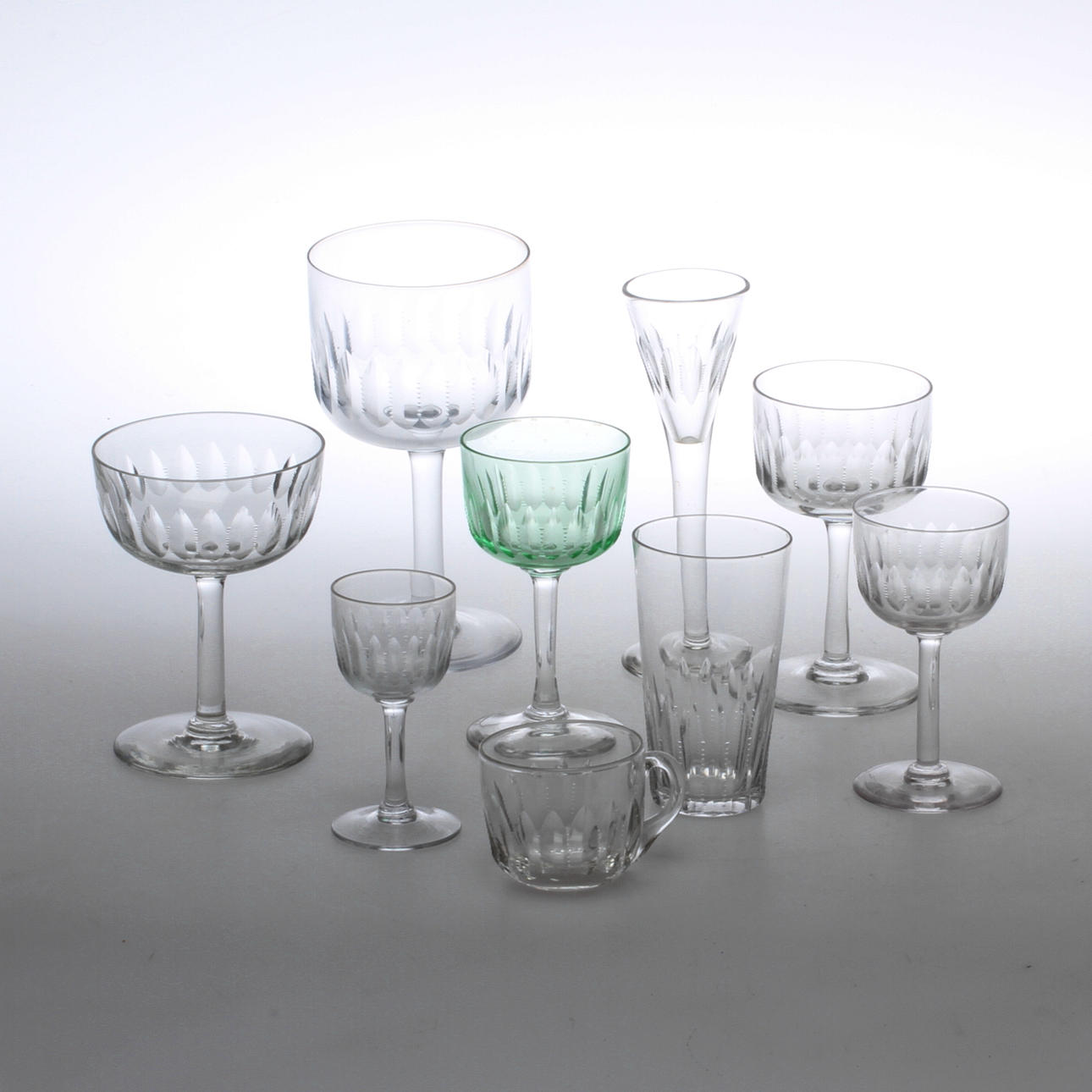 GLASSERVISDELAR, 92 delar, "Ulle", tidigt 1900-tal.