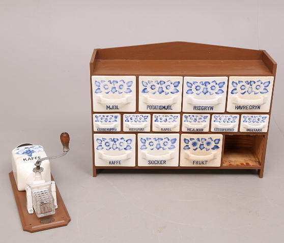 KRYDDSTÄLL med speceriburkar, Rörstrand + KAFFEKVARN, H.T., väggmonterad.