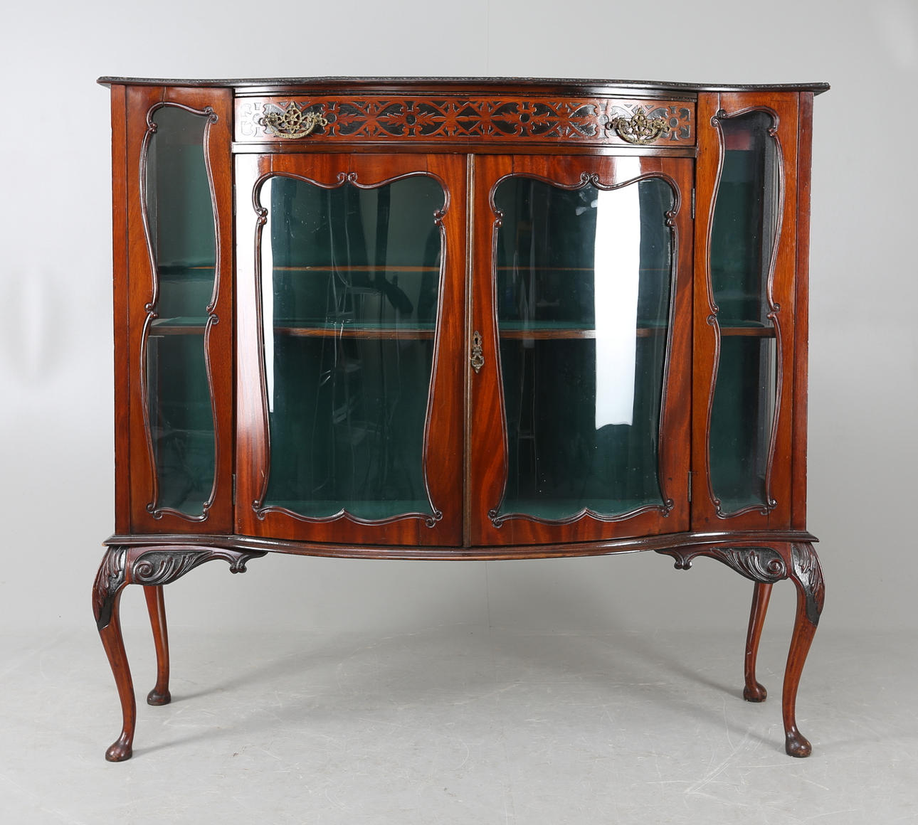 VITRINSKÅP, rokokostil, 1900-tal.