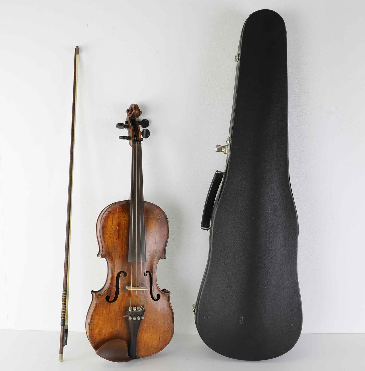 VIOLÍN CON PAJA, estuche rígido.