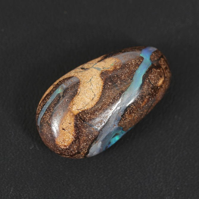 ÆDELSTEN, sort opal, 33 karat, 6,5 gram, Australien.