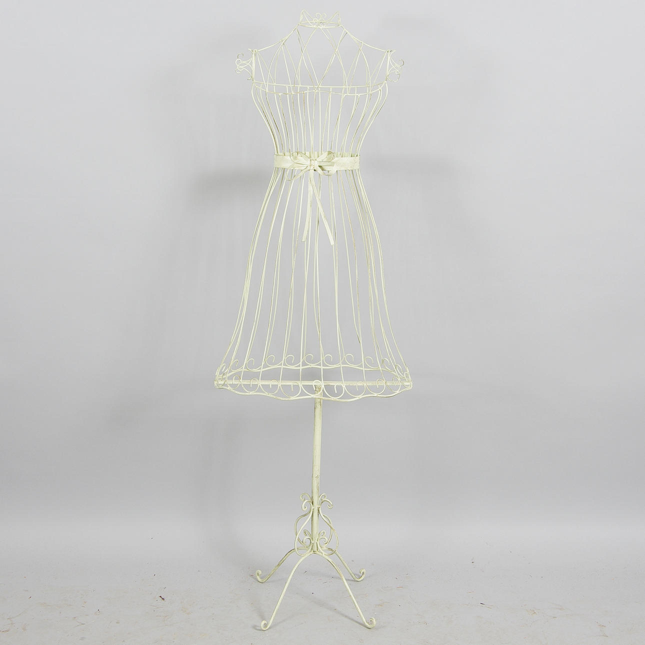 SKYLTDOCKA, vitmålad smide, samtida.