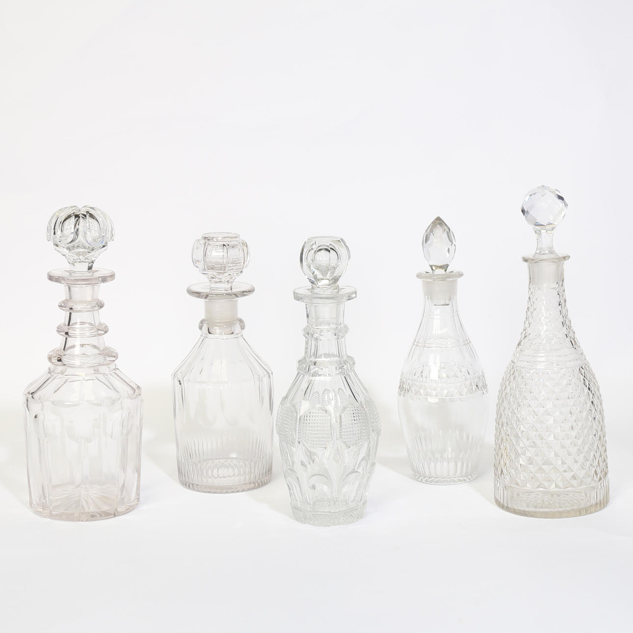 FÜNF GESCHLIFFENE GLASKARAFFEN AUS DEM 19. JAHRHUNDERT.