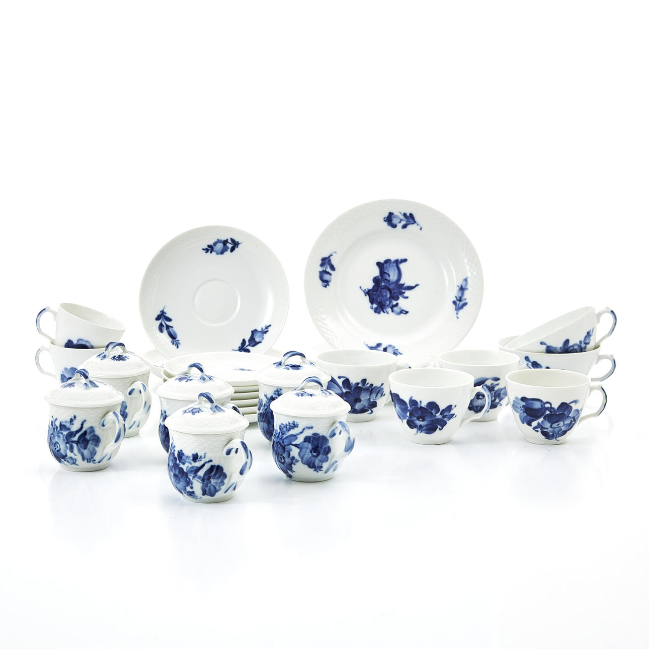 ROYAL COPENHAGEN. Blå blomst, fløde kopper, kaffekopper, tekopper og tilbehør.