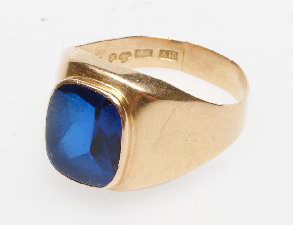 KLACKRING MED BLÅ STEN, 18k guld, total vikt ca 5 gr.