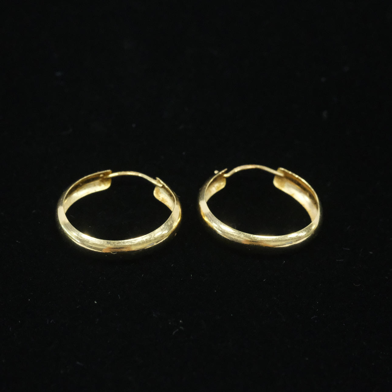 ETT PAR ÖRHÄNGEN, CREOLER, 18K GULD.