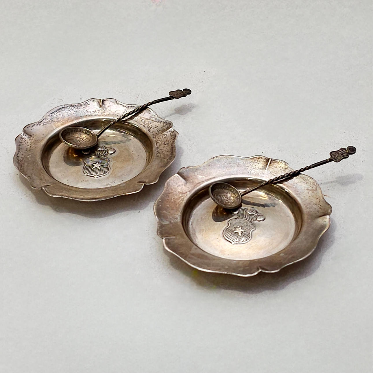 DOS PLATITOS CHILENOS CON DOS CUCHARITAS PERUANAS EN PLATA.