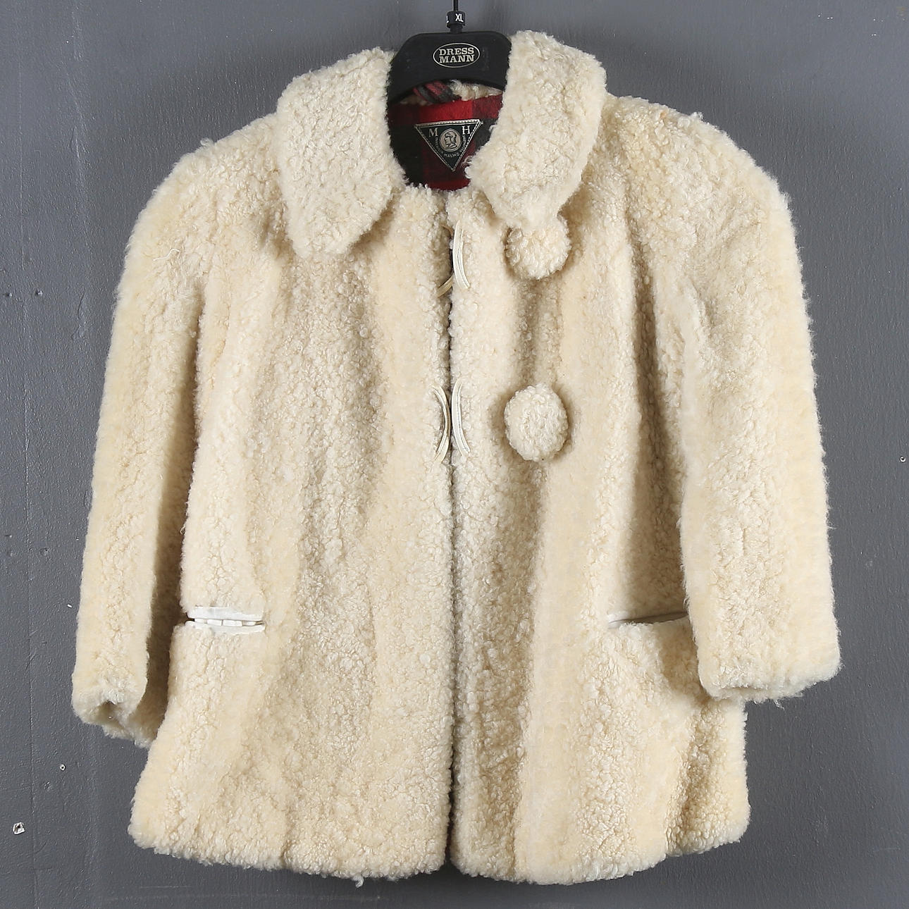 FÅRSKINNSPÄLS för barn, 1900-talets mitt. Strl ca 110.