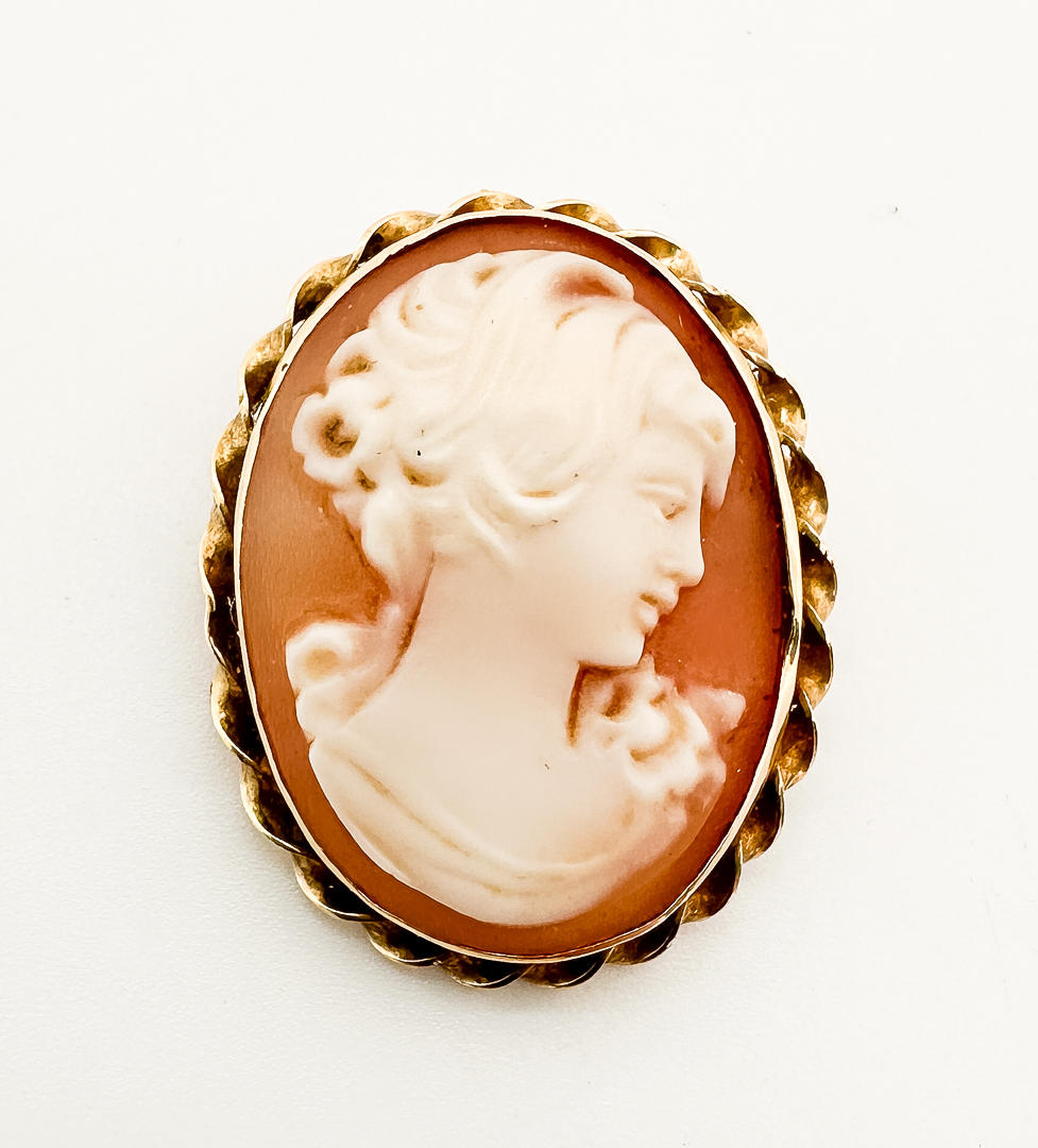 PENDANT/BROOCH, 18k, camé.