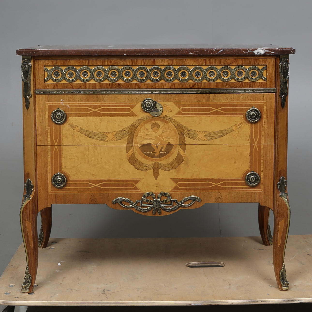 BYRÅ, rokokostil, så kallad Haupstil, 1900-tal.