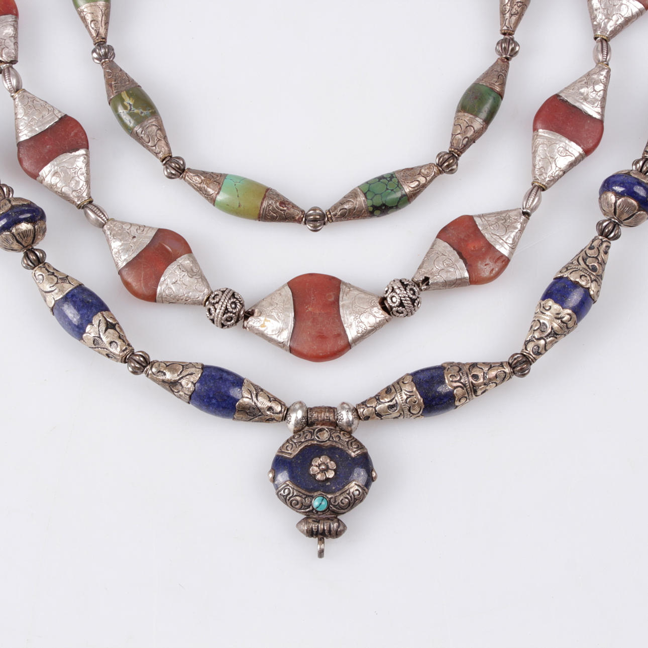 HALSBAND, 3 st. Orientaliska, 1900-tal.