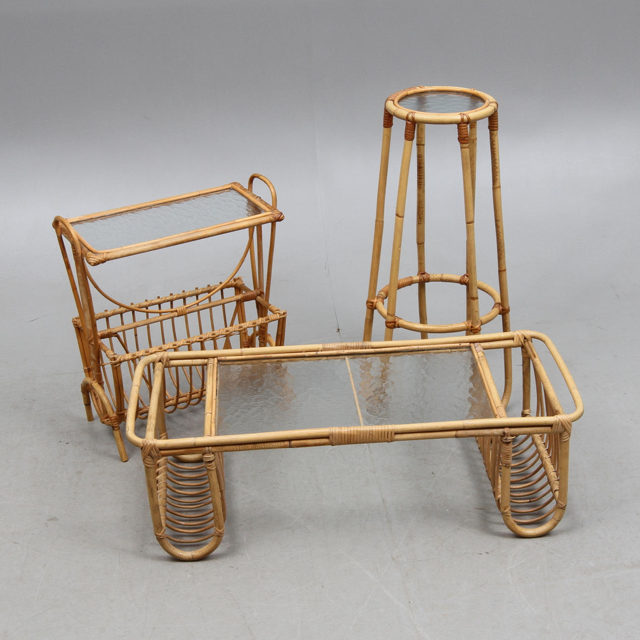 TIDINGSKORG, PIEDESTAL, FRUKOSTBRICKA, rotting och glas, 1900-talets andra hälft.