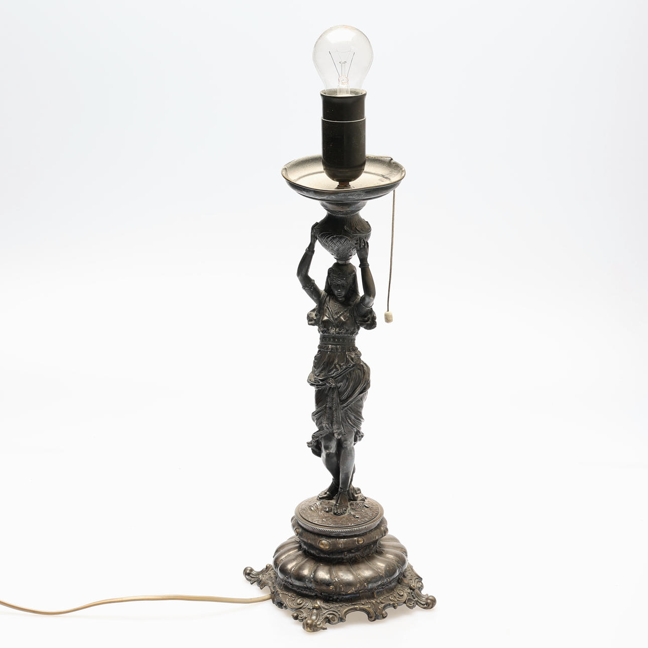 BORDLAMPE. 1920/30'erne, sølvbelagt statue.