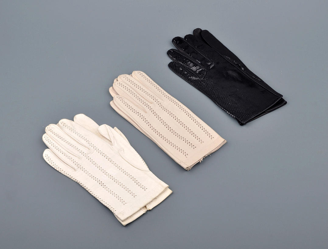 LEDERNE DAMENHANDSCHUHE. Uppsättning av tre Skinnhandskar från 1950-talet. Vit, beige & svart.
