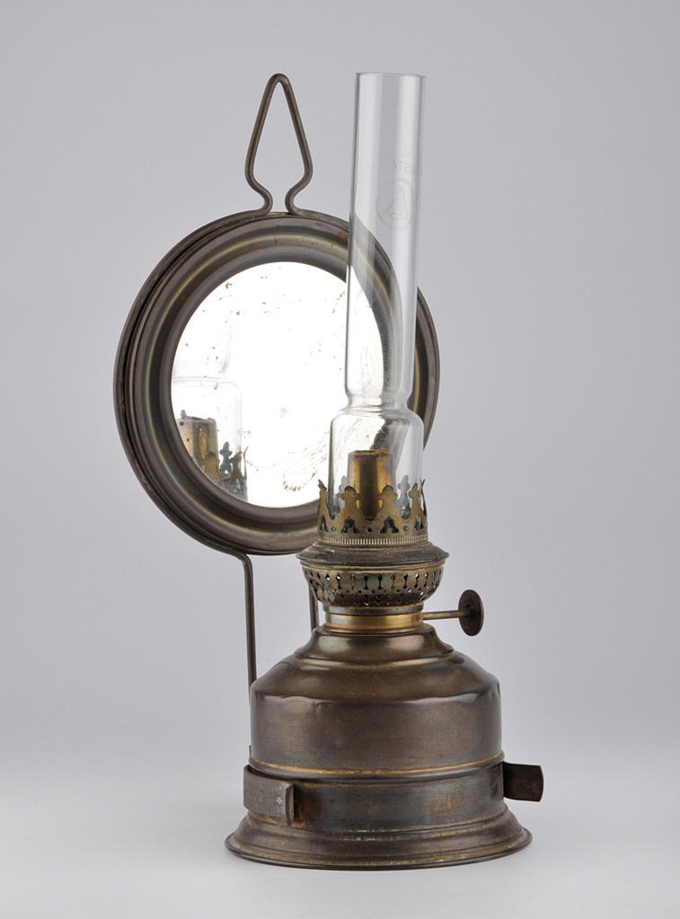 ”ANTIK FOTOGENLAMPA MED SPEGELVISIR”. OMKRING 1910, glascylinder.