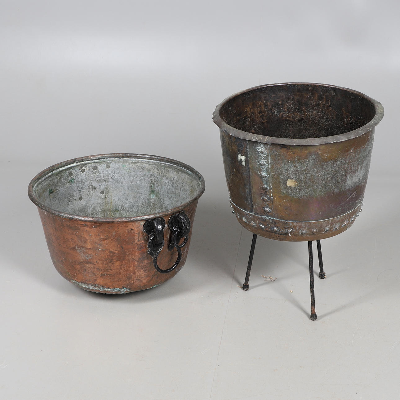EIN GROSSER KUPFERKESSEL.