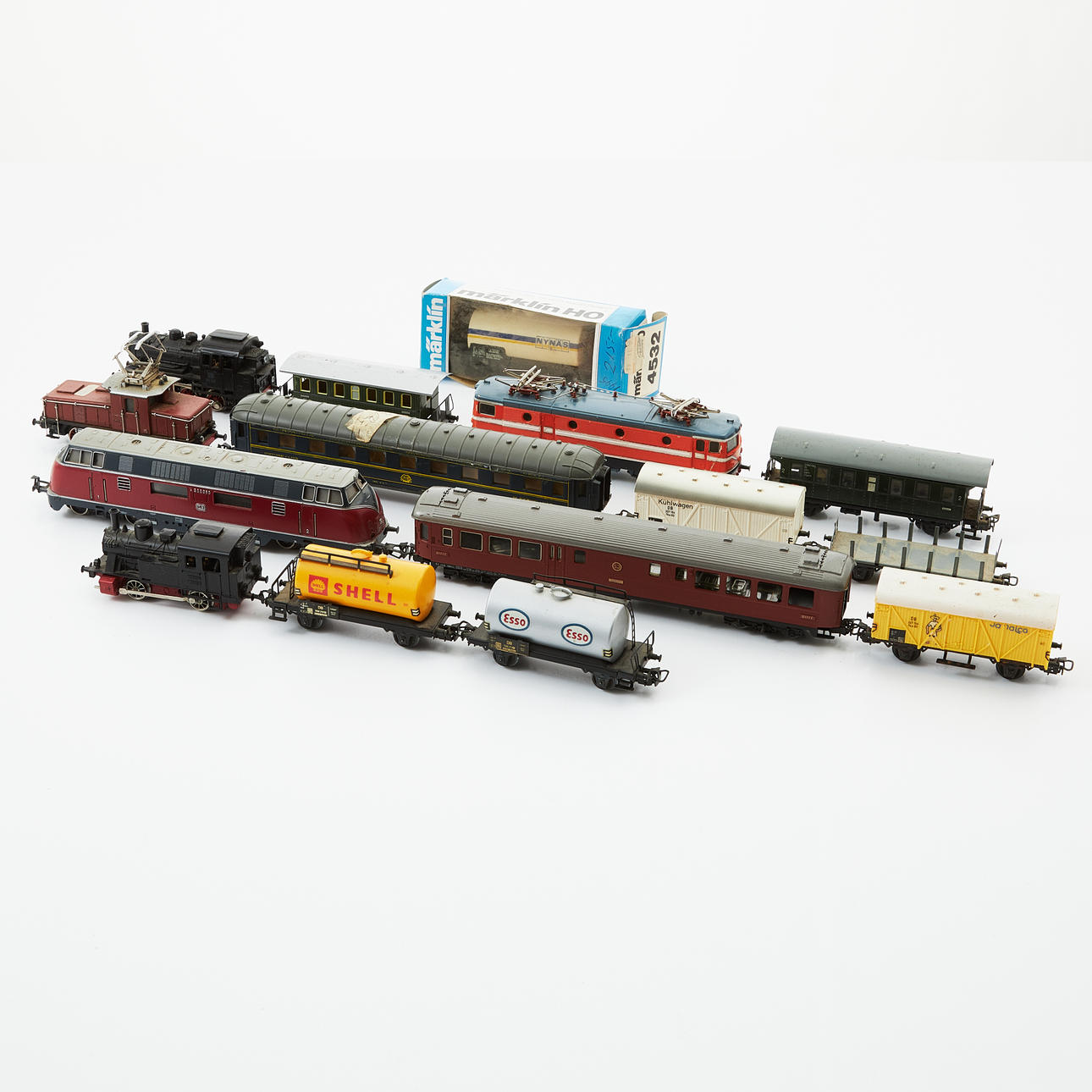 MODELLJÄRNVÄG med LOK, VAGNAR och RÄLS, Märklin.