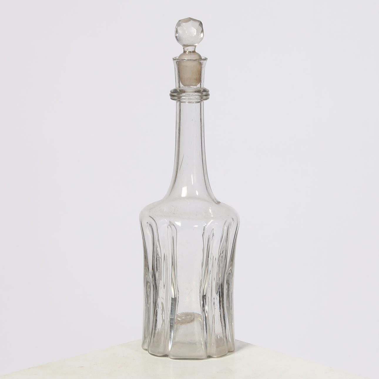 ACHTECKIGE KARAFFE AUS KLAREM GLAS AUS DEM 18. JAHRHUNDERT, ENGLISCH, UM 1720-40. Glasobjekte - Glaskunst
