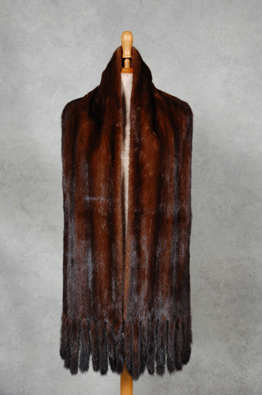 PÄLSCAPE, mink helryckt med tofsar.