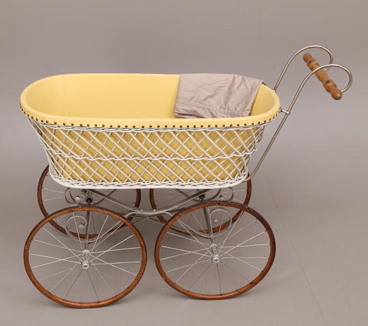 BARNVAGN, träkorg, metallstomme, 18-/1900-tal, trähandtag.