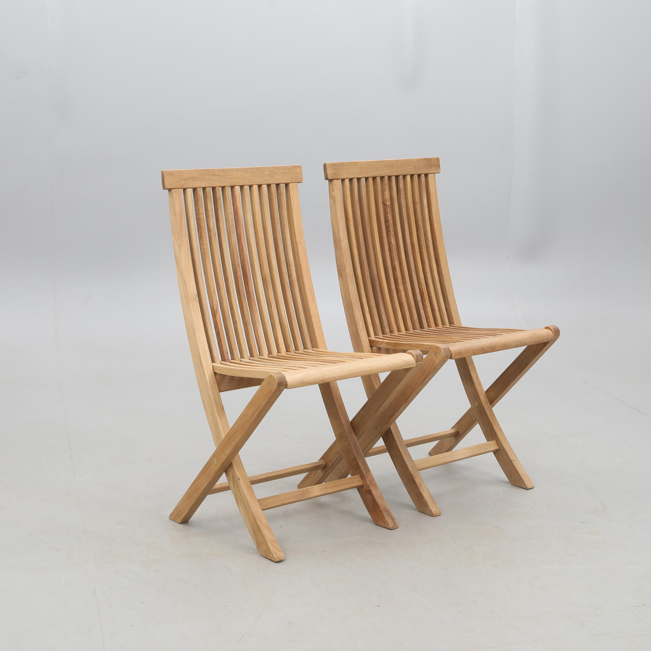 STOLAR, ett par, fällbara, Berga form, teak.