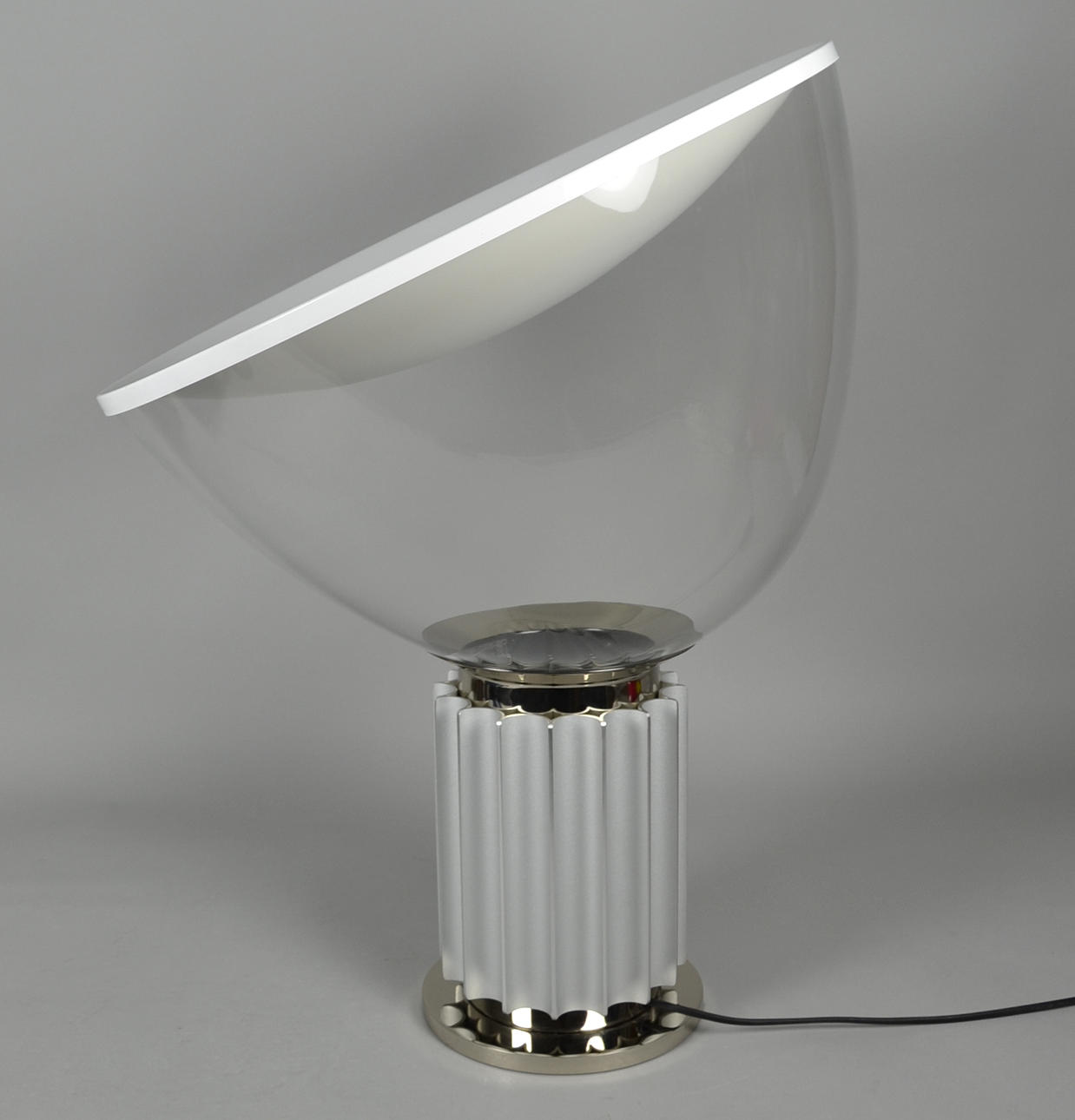 ACHILLE U. PIER GIACOMO CASTIGLIONI. TACCIA LAMPA FÖR FLOS.
