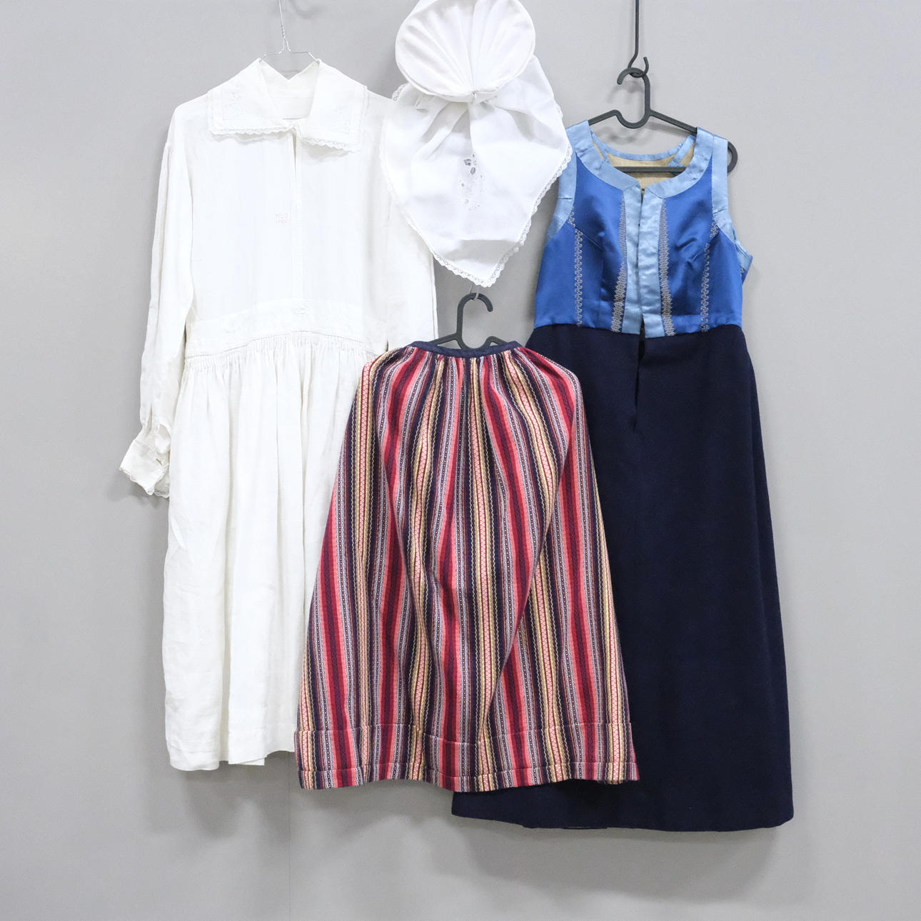 FOLKDRÄKT, ONSJÖ HÄRAD, 4 DELAR.