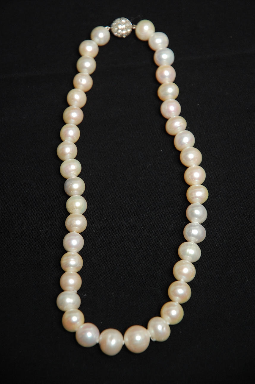 COLLIER, barocka sötvattens pärlor, med silverlås.