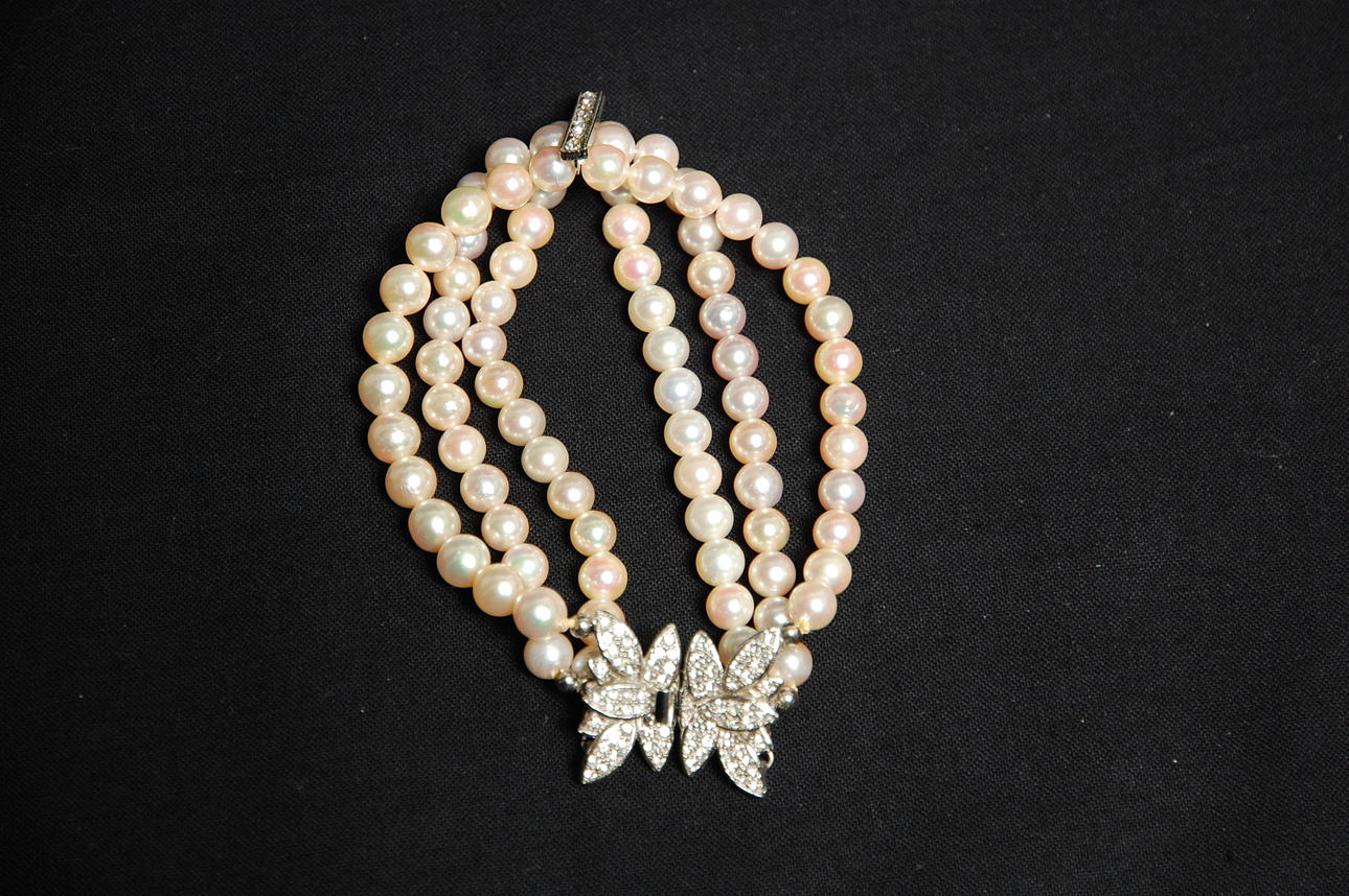 ARMBAND, akoyapärlor, (Japanska saltvattenpärlor ) rhodinerat vitguld på silver, med cubic zirconier.