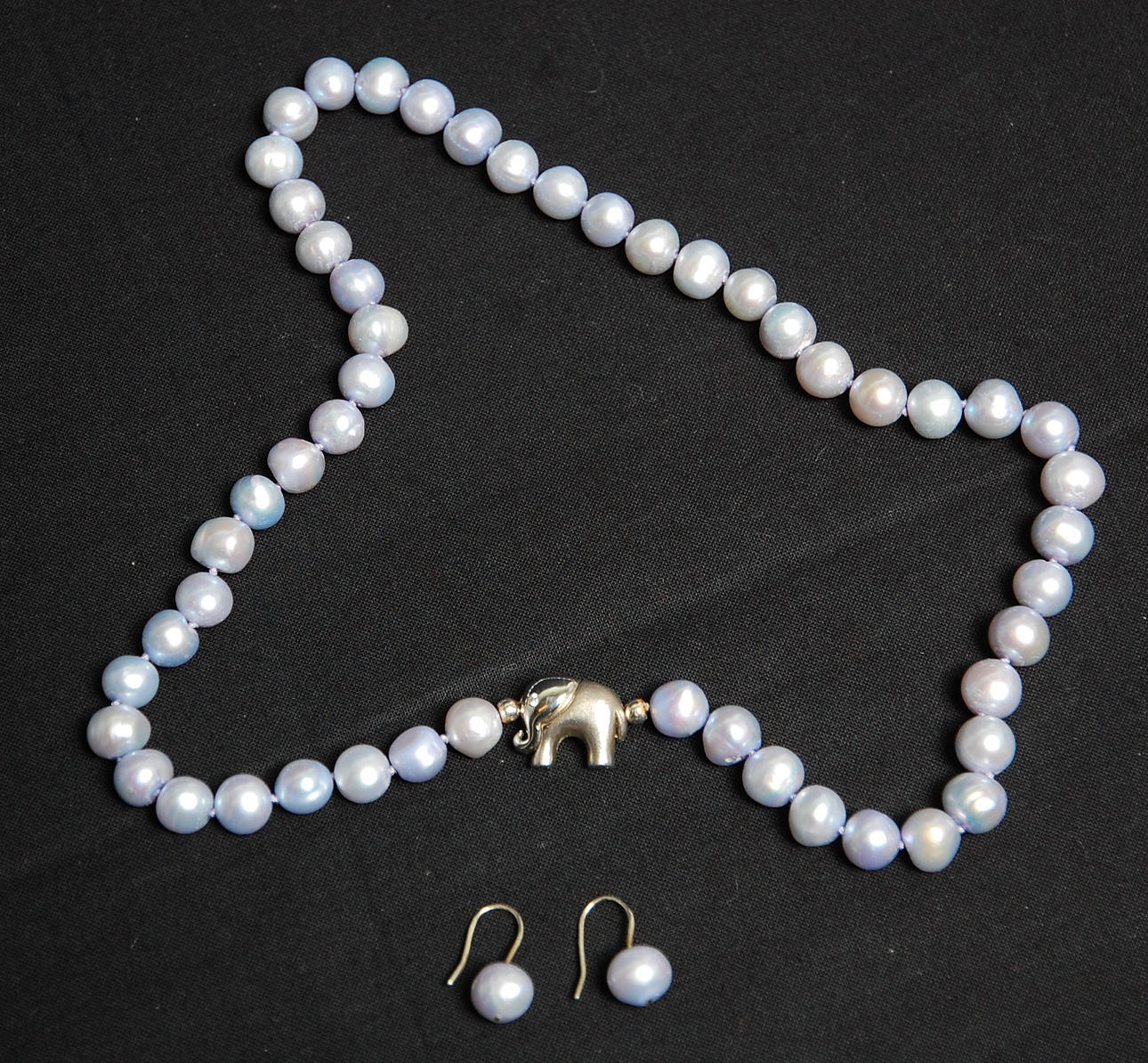 COLLIER, ÖRHÄNGE, ljusblå, barocka sötvattenspärlor med silverspänne.