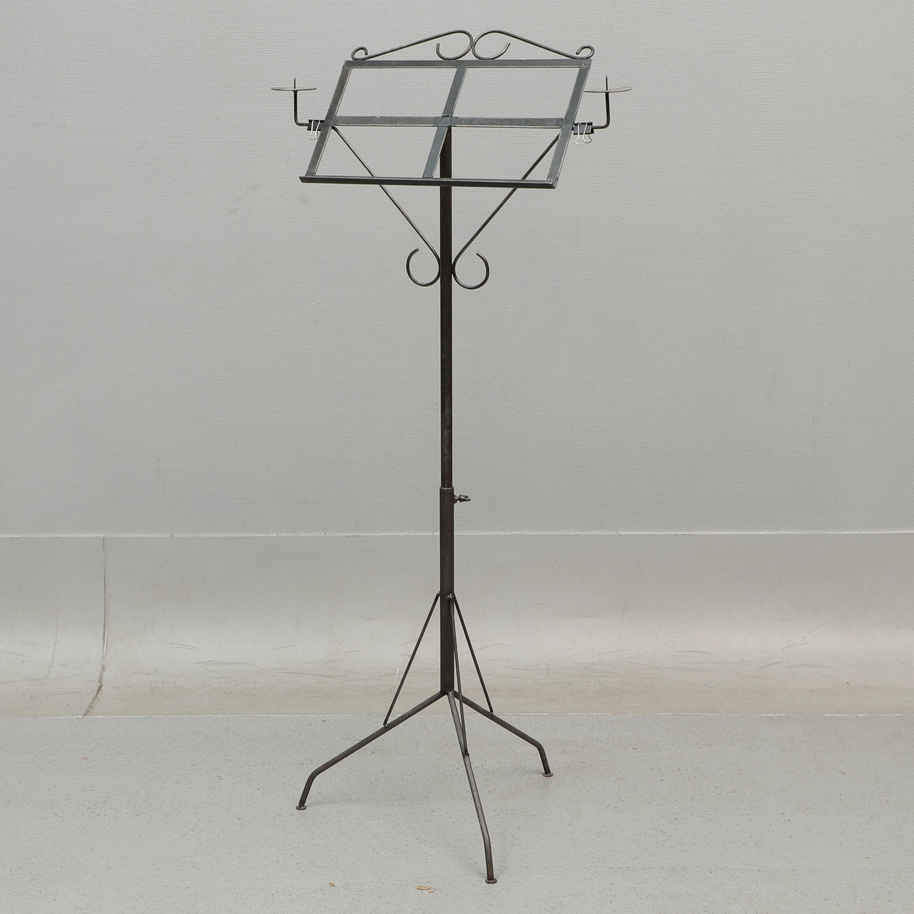 NOTENPULT mit Kerzenhalter, geschmiedet.