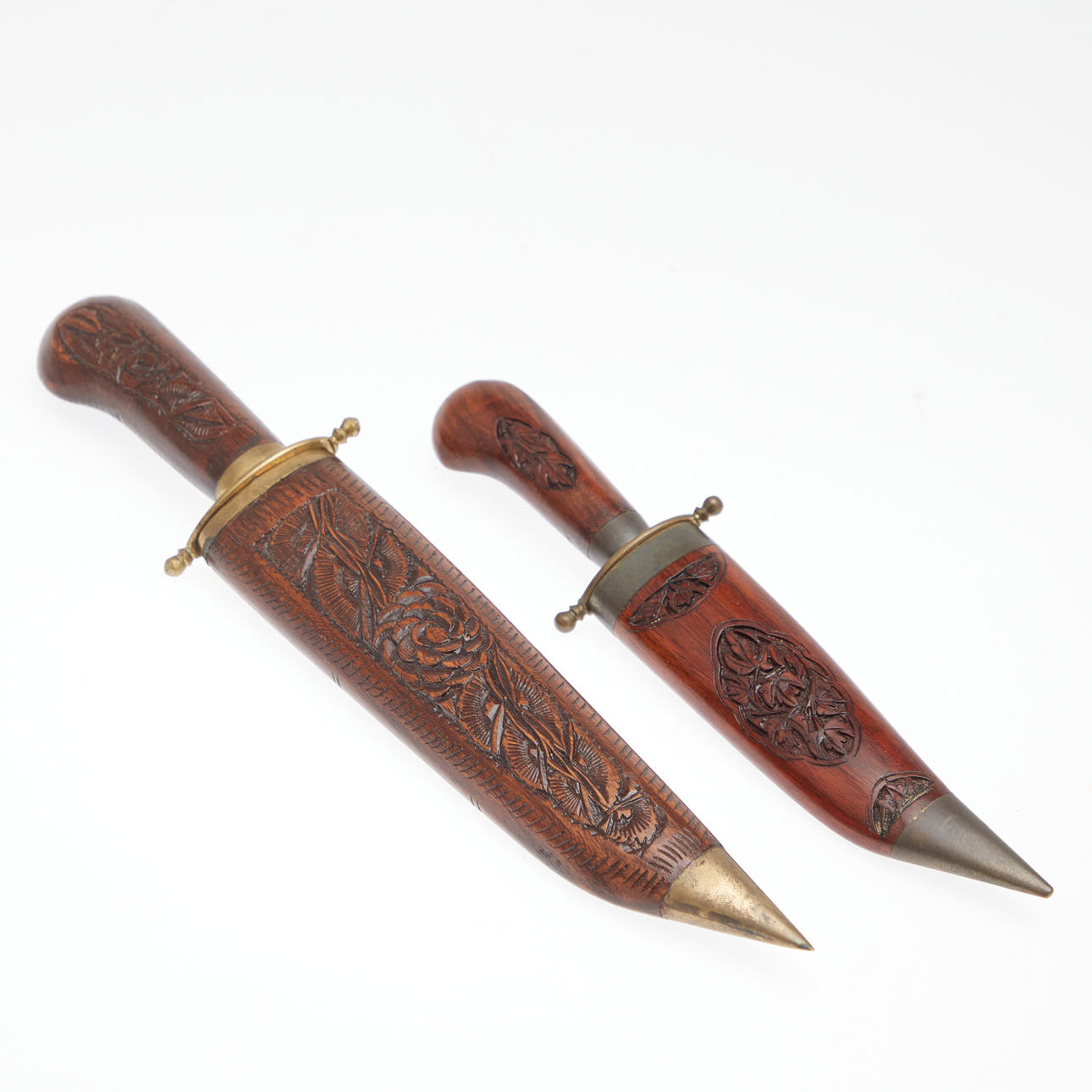 Indische Dolche, Eisenklinge, Scheide aus Holz mit Schnitzerei (2).