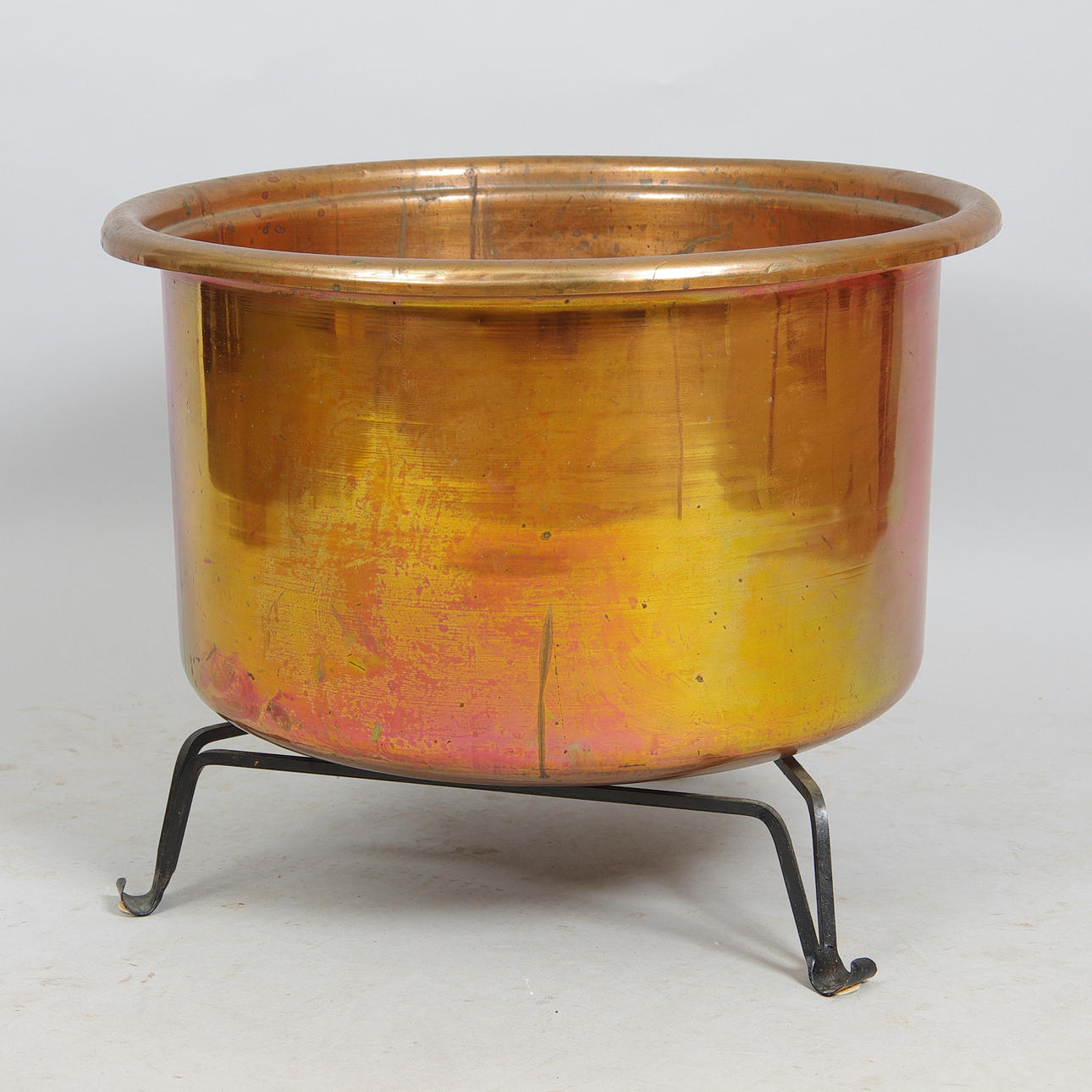 BALJA PÅ BENSTÄLLNING, koppar/smide, 1900-talets första hälft.