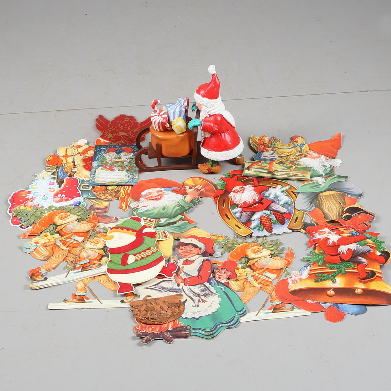 JULDEKORATIONER, ca 13 st, samt Tomte med släde i plast 1900-tal.