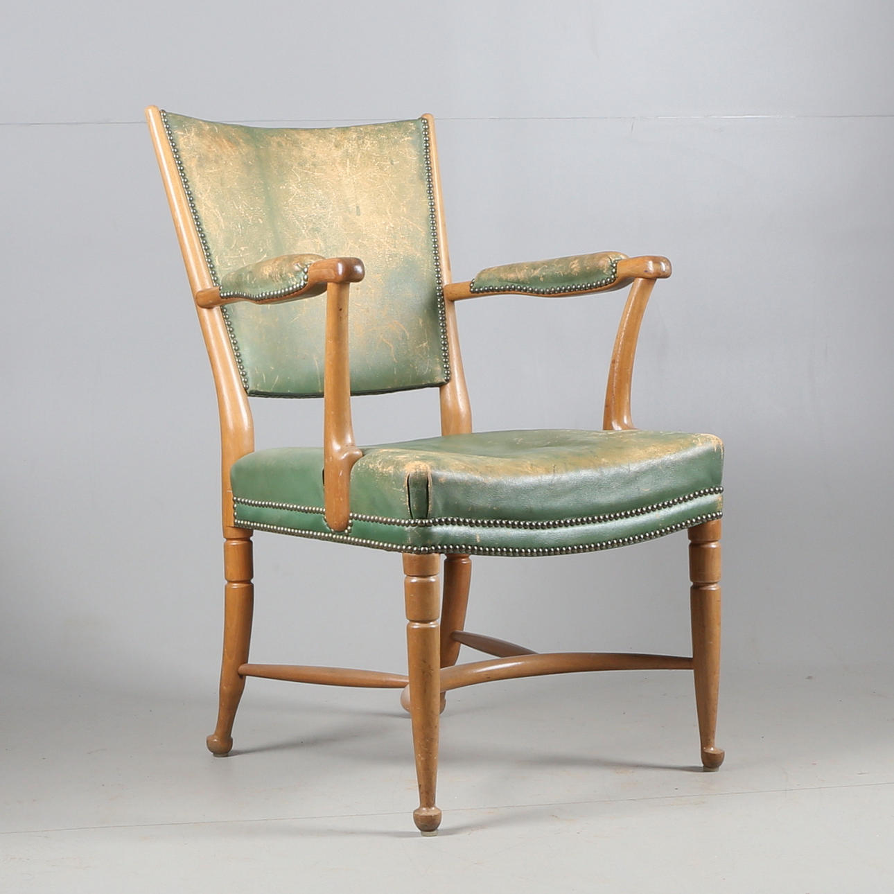 KARMSTOL, Svenskt Tenn AB, Strandvägen 5A, Stockholm, skinn/trä, 1900-tal.