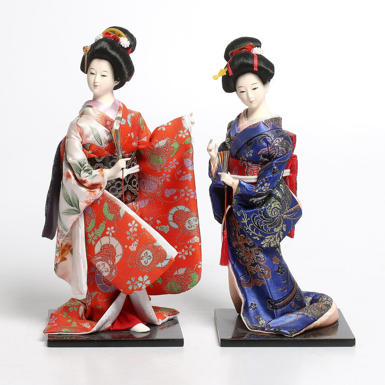 DOCKOR / FIGURINER, biskviporslin, ett par, geishor, Kina. 1900-tal.