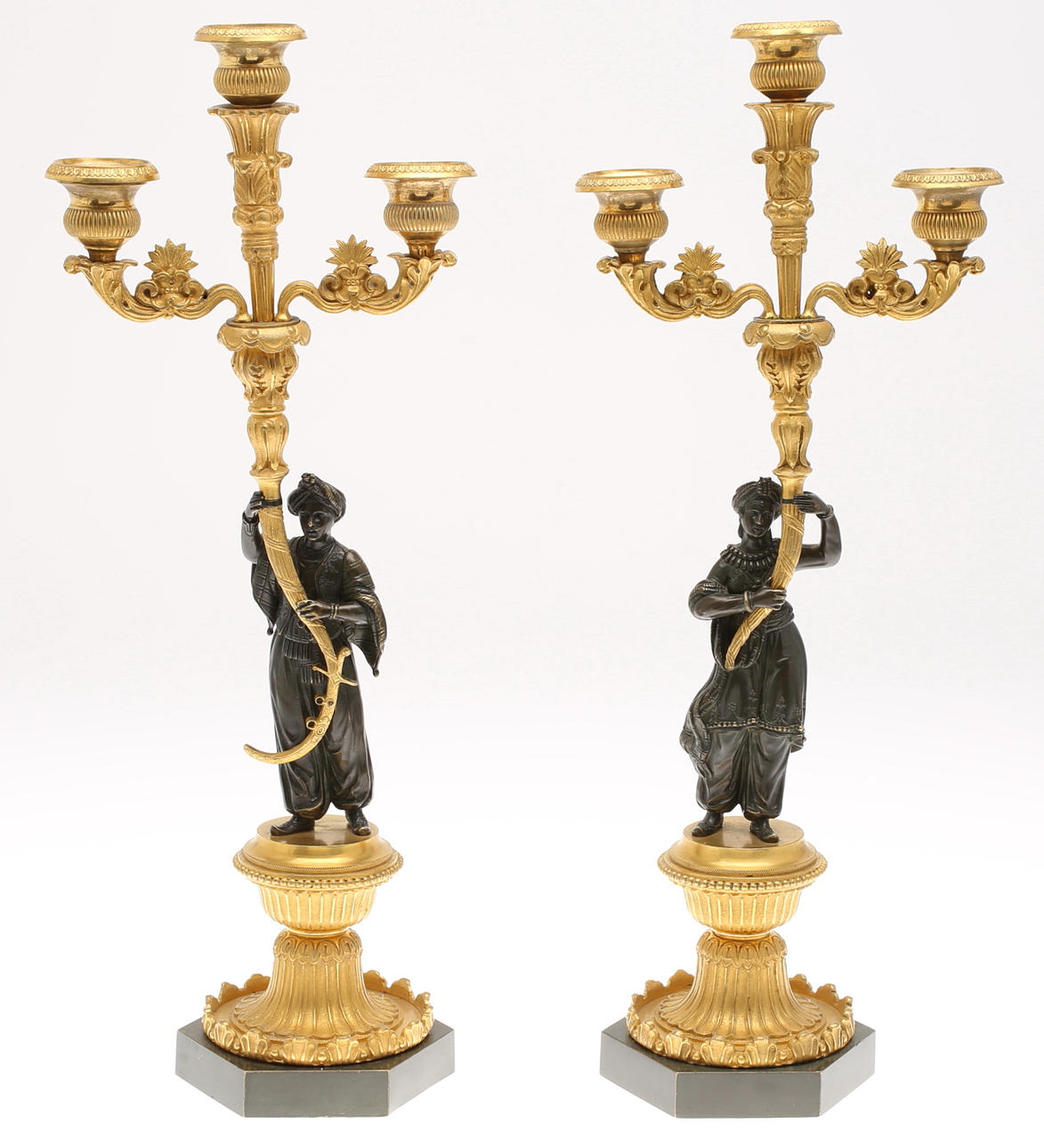 KANDELABRAR, ett par, för tre ljus, senempire, 1800-talets första hälft.