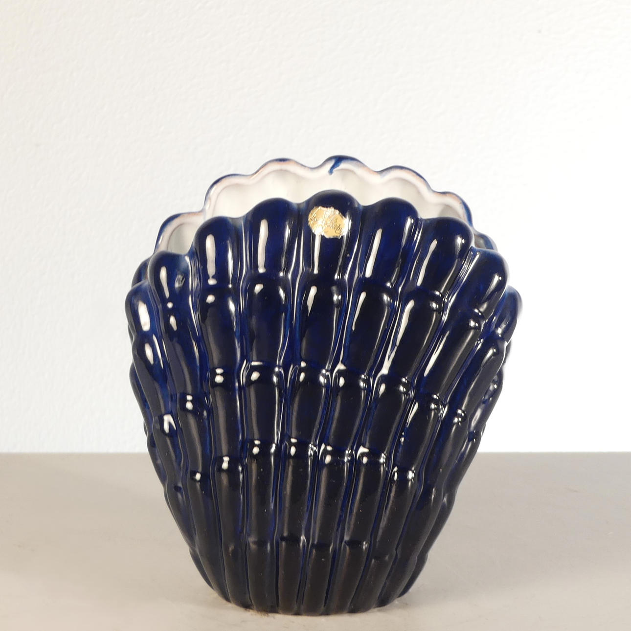 VICKE LINDSTRAND. vas, i form av snäcka, Uppsala Ekeby.